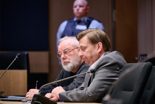 Der ehemalige stellvertretende Bürgermeister von Lünen, Daniel Wolski (rechts) zu Beginn des ersten Prozesses am  Landgericht Bochum im März 2024 neben seinem Verteidiger Edgar Fiebig (links).