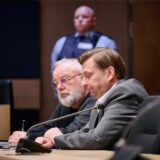 Der ehemalige stellvertretende Bürgermeister von Lünen, Daniel Wolski (rechts) zu Beginn des ersten Prozesses am  Landgericht Bochum im März 2024 neben seinem Verteidiger Edgar Fiebig (links).
