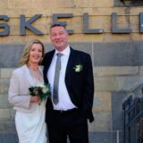 Magdalena Smaglinski und Thorsten Huber vor dem historischen Gemäuer des Rathauses