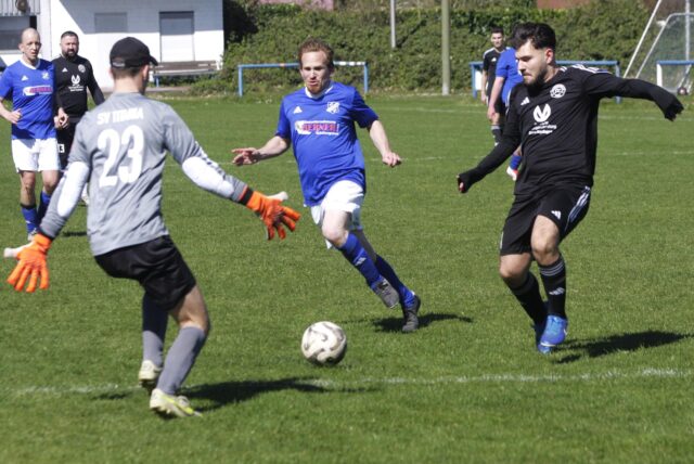 Während Umut Balci (r.), Stürmer des FC 26 Erkenschwick II, versucht, an den Ball zu kommen, wollen die SG-Akteure Dominik Mende (M.) und Torwart Domenik Polcynski klären.