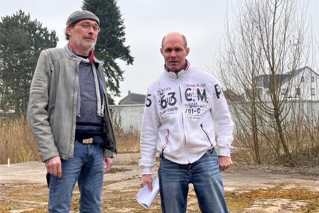 Peter Sippl (l.) und Marcus Pfeifer stehen auf einem brachliegenden Gelände in Herten-Süd.