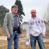 Peter Sippl (l.) und Marcus Pfeifer stehen auf einem brachliegenden Gelände in Herten-Süd.