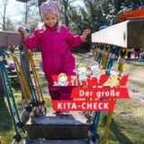 Ein Mädchen balanciert über die Brücke eines Kita-Außengeländes in Dortmund.