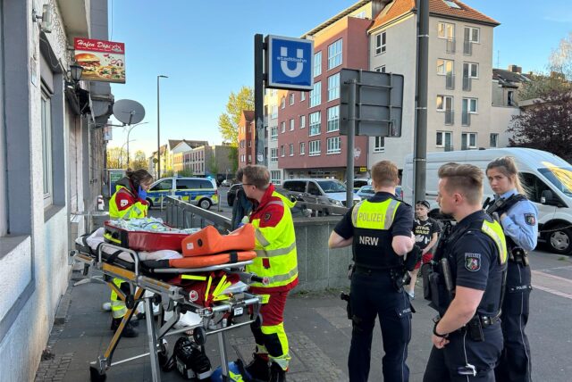 Mehrere Sanitäter und eine Trage in Dortmund