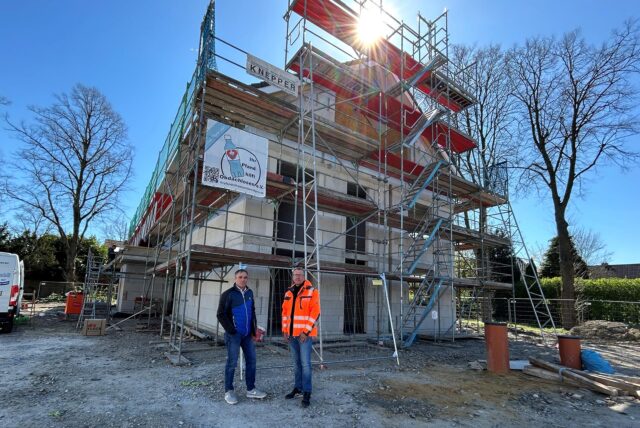 Dirk Neugebauer und Ralf Schnettger stehen vor dem Rohbau