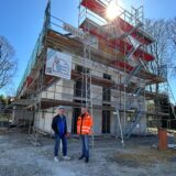 Dirk Neugebauer und Ralf Schnettger stehen vor dem Rohbau