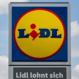 Das Logo der Discounter-Kette Lidl – hier gilt seit dem 8. April 2025 eine neue Änderung beim Abheben von Bargeld.