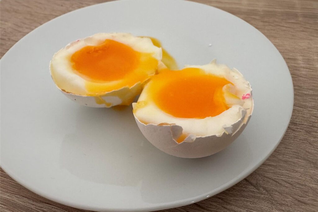 Ein in zwei Hälften geteiltes, weichgekochtes Ei, das im Airfryer gegart wurde. Ein in zwei Hälften geteiltes, weichgekochtes Ei, das im Airfryer gegart wurde.