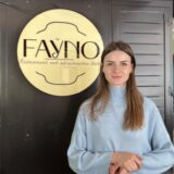 Valeria Humeniuk steht vor ihrem Restaurant-Logo.