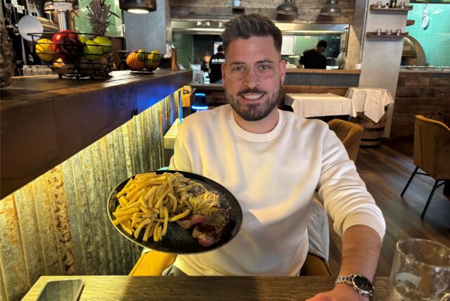Ruhr Nachrichten-Reporter Stefan Schier mit einem gefüllten Teller im Restaurant Wamo in Dortmund.