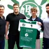 Handball Oberliga, 6. April 2025, PSV Recklinghausen. Marc Bradtke (rechts), Trainer der 1. Herren, und Gerald Reckert aus dem Vorstand der PSV stellen die beiden ersten Zugänge für die neue Saison vor: Florian Schalla (TG Voerde) und Sebastian von Lukowicz (SV Teutonia Riemke A-Jugend)
