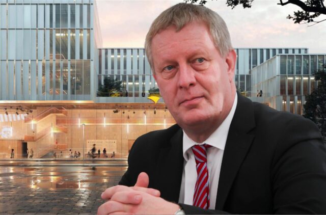 Kulturdezernent Jörg Stüdemann vor dem Entwurf des neuen Schauspielhauses (Montage).