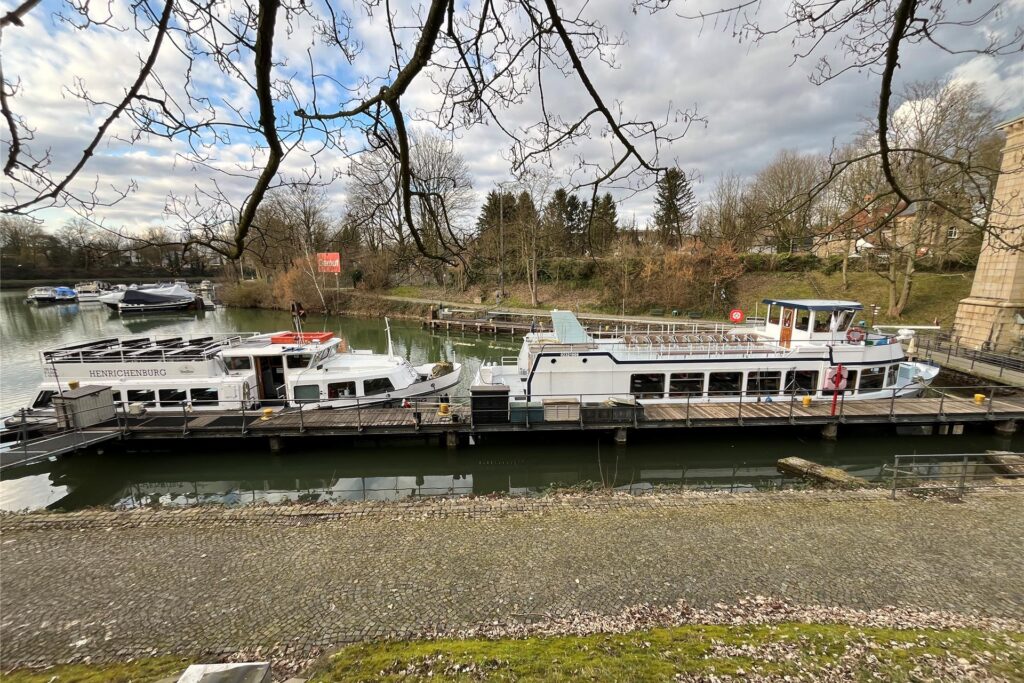 Die alte Henrichenburg und direkt davor die neue Henrichenburg II ankern nebeneinander. Die alte Henrichenburg und direkt davor die neue Henrichenburg II ankern nebeneinander.