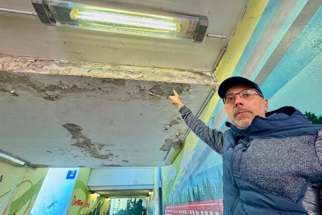 Tom Teltz zeigt auf die Decke der Unterführung zu den Gleisen