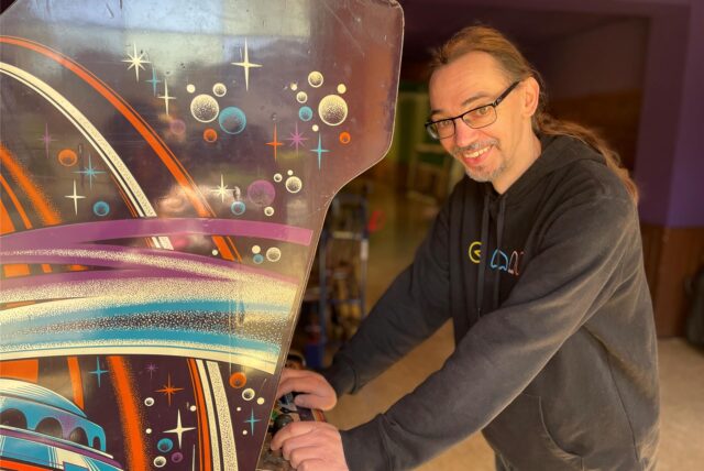 Matthias Igel, künftiger Besitzer der „Retronom – die Arcade-Bar“ in Dortmund-Bövinghausen steht vor einem sogenannten „Arcade“, einer „Spielemaschine“ vergangener Jahrzehnte.
