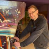 Matthias Igel, künftiger Besitzer der „Retronom – die Arcade-Bar“ in Dortmund-Bövinghausen steht vor einem sogenannten „Arcade“, einer „Spielemaschine“ vergangener Jahrzehnte.