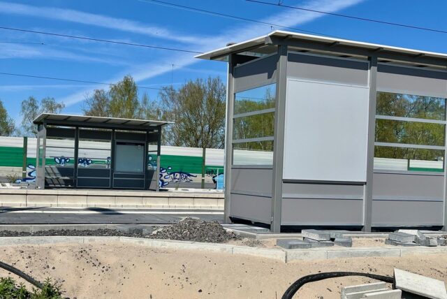 Blick auf die beiden Wartehäuschen an den Bahnsteigen des neuen Haltepunktes Westerholt.