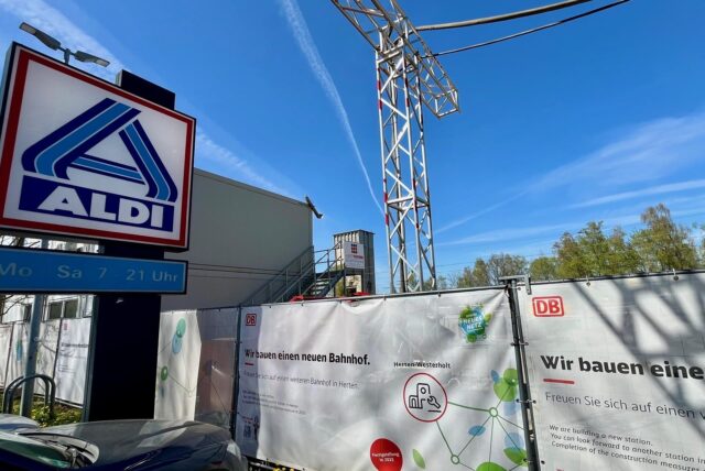 Das Schild des Discounters Aldi steht neben einer Baustellenabsperrung der Bahn in Herten-Westerholt.