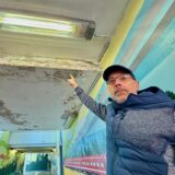 Tom Teltz zeigt auf die Decke der Unterführung zu den Gleisen