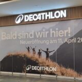 Der Eingangsbereich eines Geschäftes mit der Aufschrift „Decathlon“ ist am Palais Vest in Recklinghausen zu sehen.