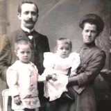 120 Jahre Buchhandlung Winkelmann in Recklinghausen: Firmengründer Rudolf Winkelmann mit Ehefrau Clara und den Söhnen Rudolf jun. (l.) und Hermann.