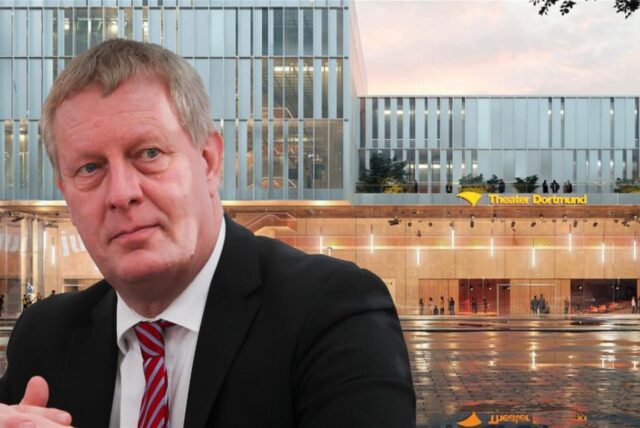 Eine Montage zeigt Kulturdezernent Jörg Stüdemann vor dem Entwurf für einen Schauspiel-Neubau.