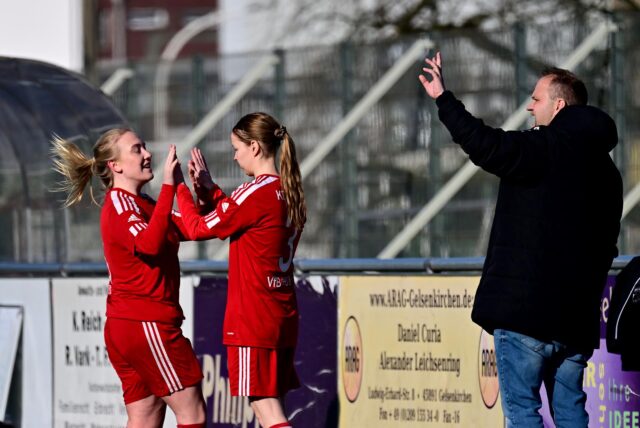 Hat auch in der kommenden Saison das Kommando auf der Trainerbank des VfB Hüls: Dirk Wagener und sein Trainerteam bleiben.