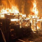 Ein Feuerwehrmann löscht mit einem Wasserschlauch bei einem Brand-Einsatz an der Marienstraße in Recklinghausen.