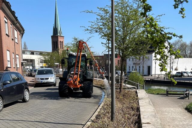 Ein Traktor wässerte Anfang April die geschnittenen Sträucher an der Wall- und Grabenanlage in Dorsten.