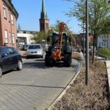 Ein Traktor wässerte Anfang April die geschnittenen Sträucher an der Wall- und Grabenanlage in Dorsten.