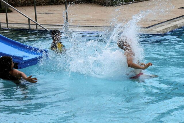 Kinder in einem Schwimmbecken