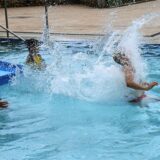 Kinder in einem Schwimmbecken