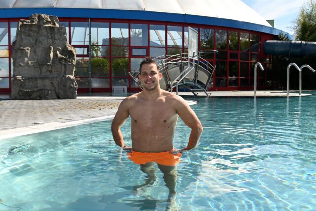 Stefan Kaulig ist Meister für Bäderbetriebe und übernahm testweise das „Anbaden“ im Außenbecken.