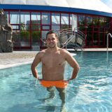Stefan Kaulig ist Meister für Bäderbetriebe und übernahm testweise das „Anbaden“ im Außenbecken.