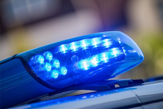 Ein Blaulicht ist auf dem Dach eines Polizeifahrzeugs zu sehen. (Symbolbild)