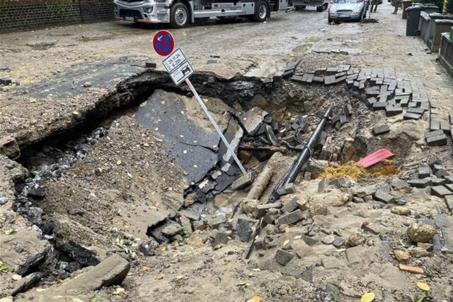 In der Von-der-Goltz-Straße in Dortmund klafft nach einem Wasserrohrbruch ein großes Loch.