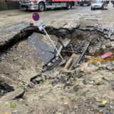 In der Von-der-Goltz-Straße in Dortmund klafft nach einem Wasserrohrbruch ein großes Loch.