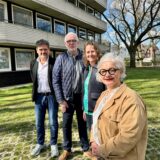 Jens Flachmeier (2. v. l.) ist neuer Netzwerk-Koordinator für das Präventions- und Handlungskonzept gegen Gewalt in Marl. Er steht vor dem Jugendamt mit Jugendamtsleiter Andreas Wesche, Diakonie-Geschäftsführerin Christa Stüve (2.v.r.) und Sozialdezernentin Claudia Schwidrik-Grebe.