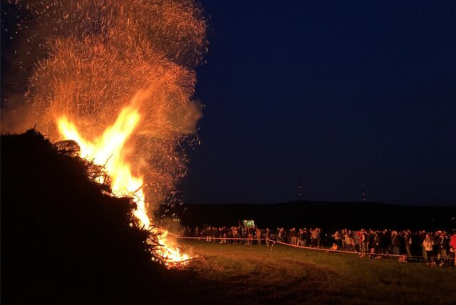 Das Osterfeuer am Bikertreff Vogel in Marl.
