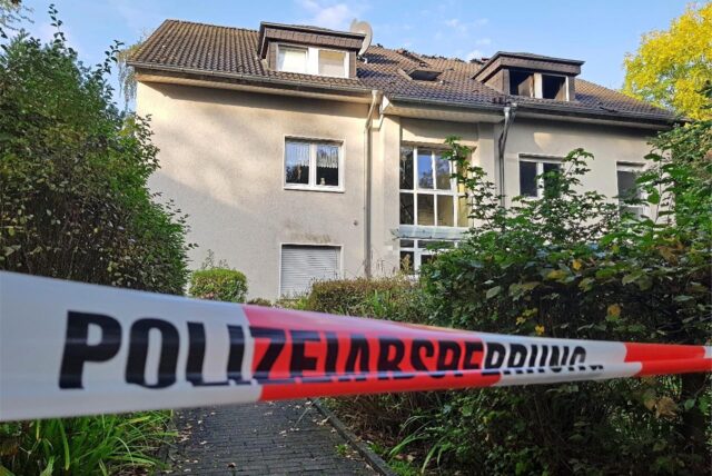 Flatterband der Polizei wurde vor einem Haus in Datteln aufgespannt.