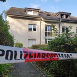 Flatterband der Polizei wurde vor einem Haus in Datteln aufgespannt.