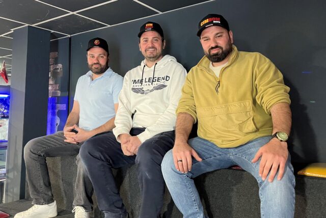 Musa Acmali, Kadir Varak und Isa Acmali sitzen zusammen für ein Foto.