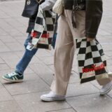 Menschen mit Einkaufstüten gehen am verkaufsoffenen Sonntag in NRW shoppen.