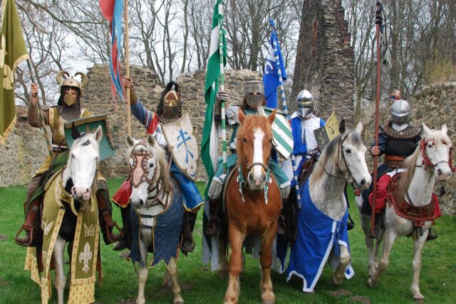 Die Ritter kommen zum Mittelalter-Spektakel.