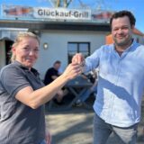 Nadine Fiehn nimmt als neue Betreiberin symbolisch den Schlüssel für den Glückauf-Grill in Hervest von Eigentümer Patrick Schürhoff entgegen.