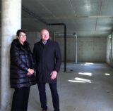 Michael Scholten und Barbara Bohner von der Volksbank Oer-Erkenschwick zeigen uns den neuen Rohbau von innen.