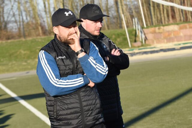 Ob Tim Braun (l.) und Janis Selzer (r.) in dieser Szene im Spiel gegen den SC Marl-Hamm schon den künftigen Torhüter von Teutonia SuS Waltrop beobachten?