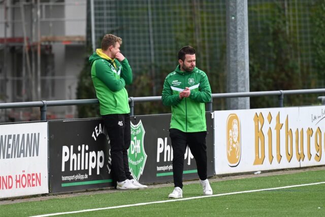 Marc-Andre Kurmann (l.) und Andre Schau können erleichtert sein: Die B-Jugend von GW Erkenschwick hat im siebten Anlauf den ersten Sieg in der Kreisliga A eingefahren.