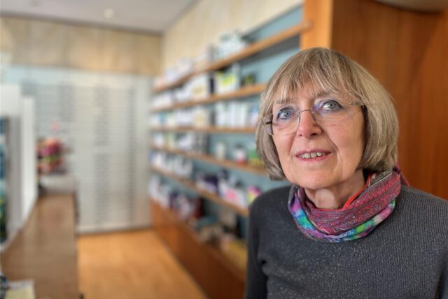 Die langjährige Inhaberin der Hellweg-Apotheke, Margarete Köhle, verabschiedet sich von ihren Brackeler Kunden.
