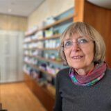 Die langjährige Inhaberin der Hellweg-Apotheke, Margarete Köhle, verabschiedet sich von ihren Brackeler Kunden.